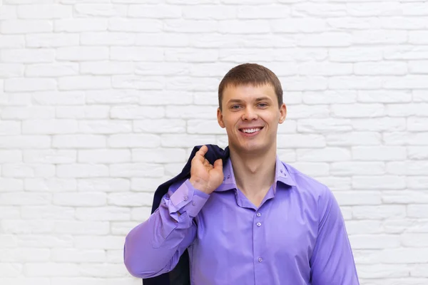 Junger Geschäftsmann lächelt, Geschäftsmann trägt eleganten violetten Anzug — Stockfoto