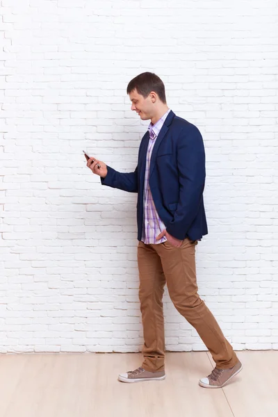 Affärsman med Cell Phone Smartphone upptagen promenader sociala nätverkskommunikation — Stockfoto