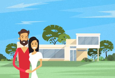 Yeni ev Modern Villa önünde kucaklayan Çift