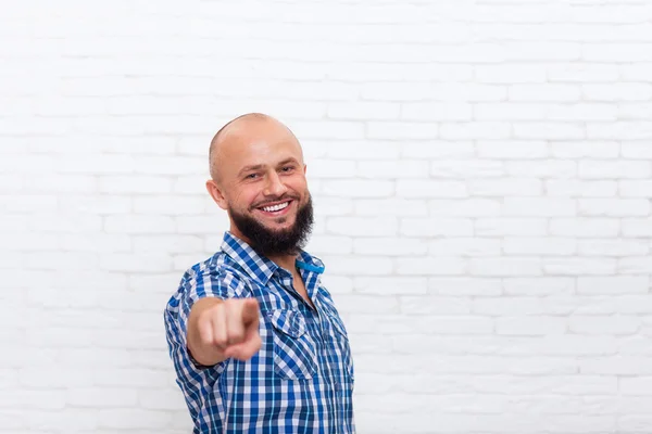 Casual barbuto uomo sorridente punto dita a voi — Foto Stock