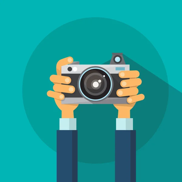 Mãos segurando foto câmera plana Design — Vetor de Stock