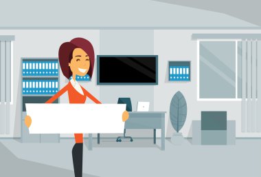 İşkadını boş beyaz tahta, iş kadını ofiste ayakta ile