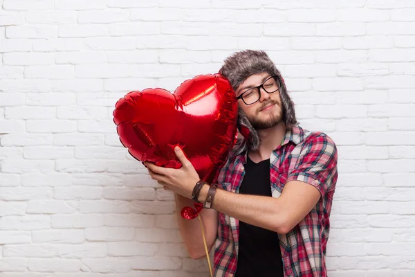 Homem abraço coração vermelho forma balão fechar os olhos Hipster estilo de moda — Fotografia de Stock