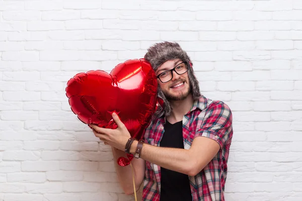 Homem abraço coração vermelho forma balão Hipster estilo de moda usando óculos de chapéu — Fotografia de Stock