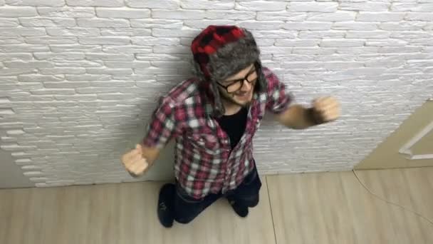 Homem animado segurar mão punho sim gesto feliz sorriso cara hipster moda estilo vestindo óculos de chapéu — Vídeo de Stock