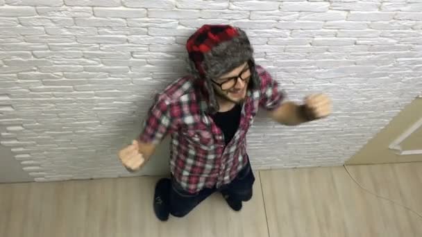 Возбужденный человек держать за руку кулак да жест счастливая улыбка парень хипстер стиле моды носить шляпу очки — Стоковое видео © mast3r #99040926