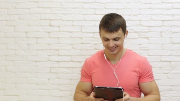 Homem Casual Usando Tablet Computador Rede Social Comunicação — Vídeo de Stock