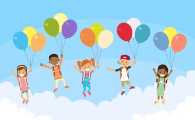 Çocuk grubu sinek gökyüzü balonları tutun