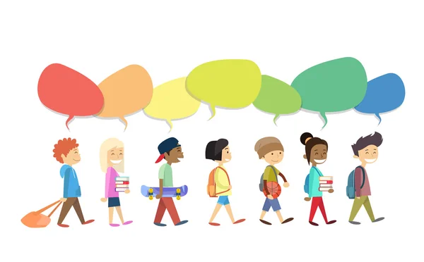 I bambini vanno a piedi con la chat box colorata Comunicazione sociale isolata — Vettoriale Stock