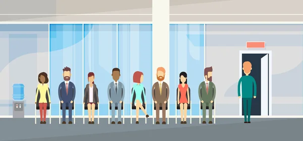Affärsgrupp människor sitter i linje kö dörr — Stock vektor