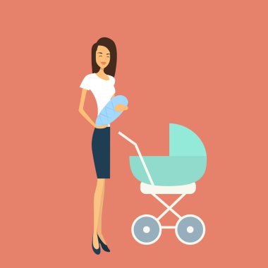 Genç anne ile bebek yenidoğan çocuk arabası