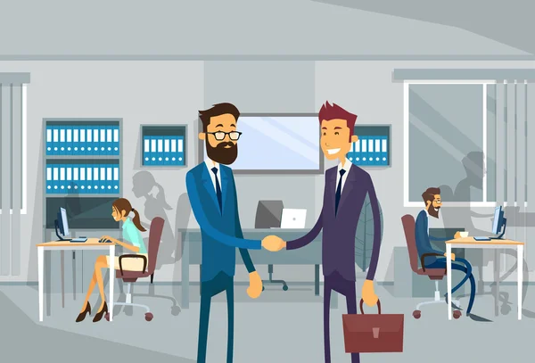 两个商人握个手，业务人站在办公室协议概念 — 图库矢量图片