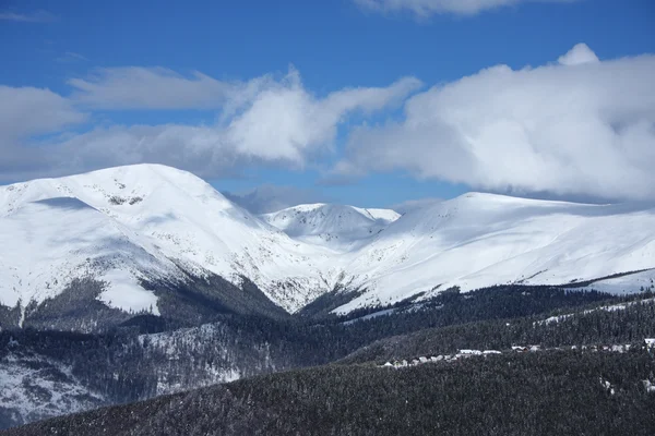 Dağ zirveleri karla kaplı — Stok fotoğraf