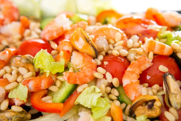 Salada com camarão e mexilhões — Fotografia de Stock