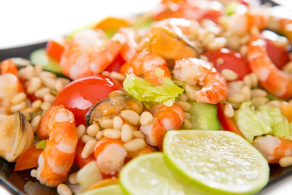 Salada com camarão e mexilhões — Fotografia de Stock