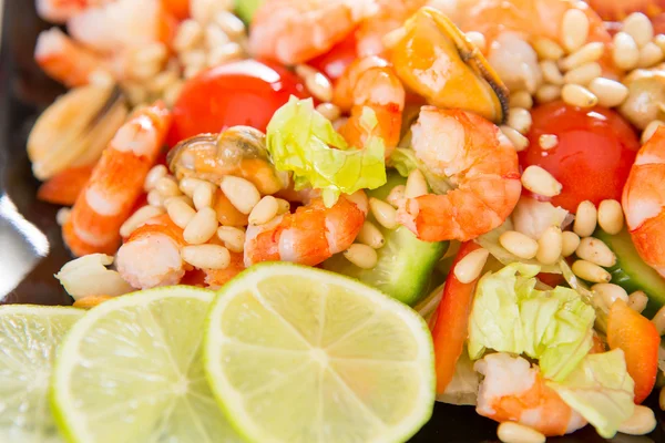 Sallad med räkor och musslor — Stockfoto