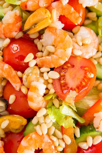 Salada com camarão e mexilhões — Fotografia de Stock