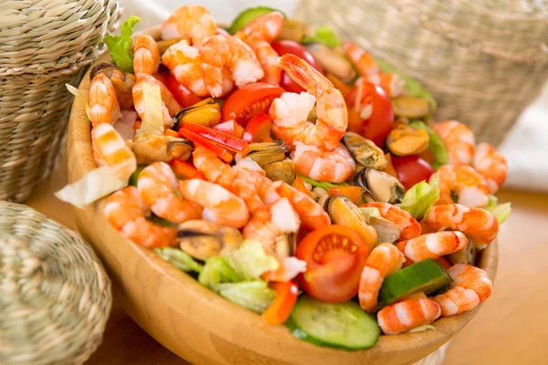 Salad with shrimp and mussels — Stock Photo, Image