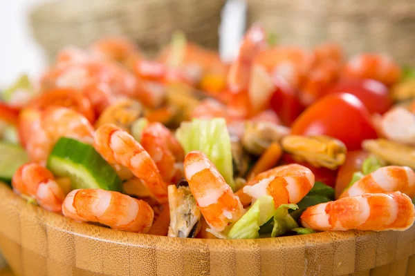 Salade aux crevettes et moules — Photo