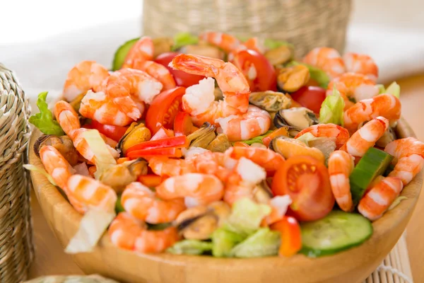 Salad with shrimp and mussels — Stock Photo, Image