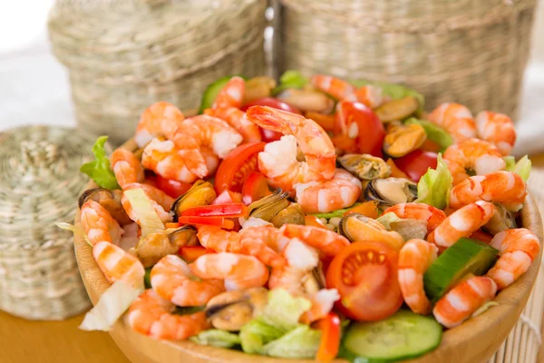 Sallad med räkor och musslor — Stockfoto