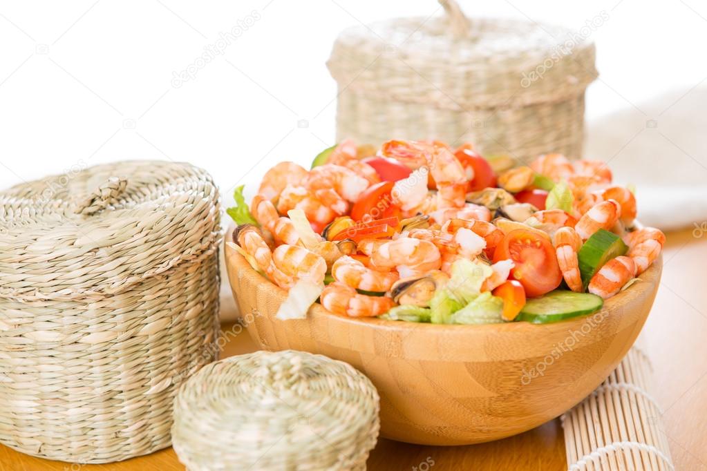 salad with shrimp and mussels 