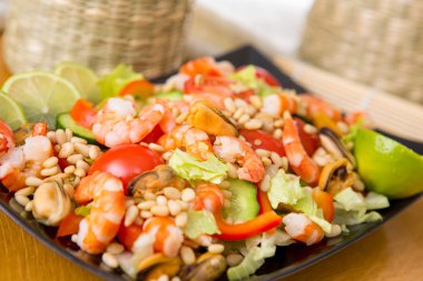 Midye ve karides salatası 