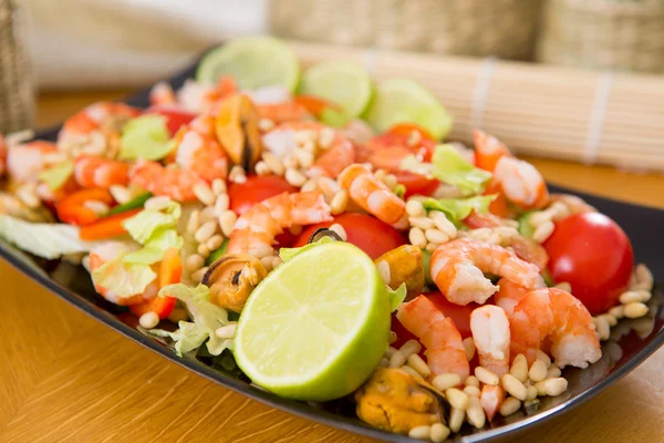 Salad with shrimp and mussels — Stock Photo, Image