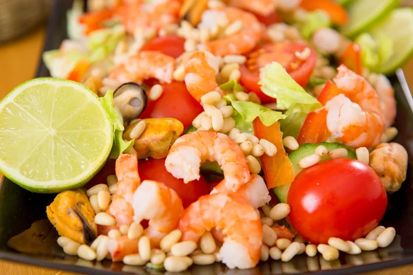 Midye ve karides salatası 