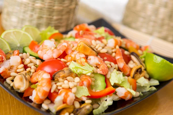 Sallad med räkor och musslor — Stockfoto