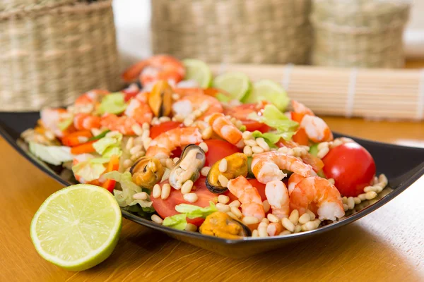 Midye ve karides salatası 