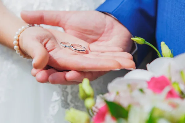 Anillos de boda en las manos — Foto de Stock