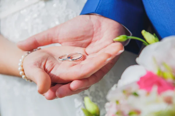 Wedding rings on hands — Stock Photo, Image