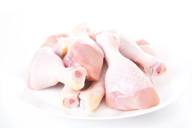 Beyaz arka planda çiğ tavuk budu.