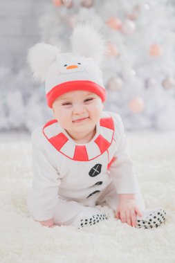  Bebek kostüm kardan adam ile Noel ağacı ile