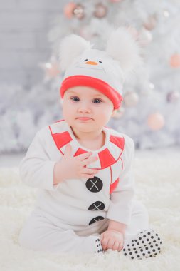  Bebek kostüm kardan adam ile Noel ağacı ile