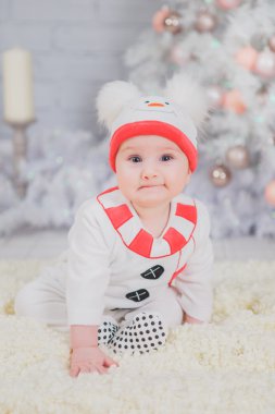 kardan adam beyaz Noel ağacı üzerinden kostüm evlat