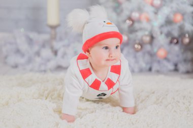 kardan adam beyaz Noel ağacı üzerinden kostüm evlat