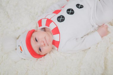 kardan adam beyaz Noel ağacı üzerinden kostüm evlat