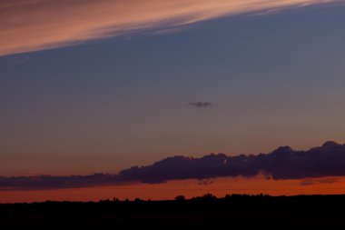 Parlak yaz gün batımı. Sıcak akşam