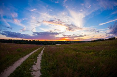 Mavi gökyüzü günbatımı parlak yaz