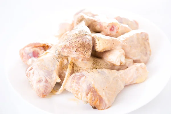 Baquetas de frango cru no fundo branco — Fotografia de Stock