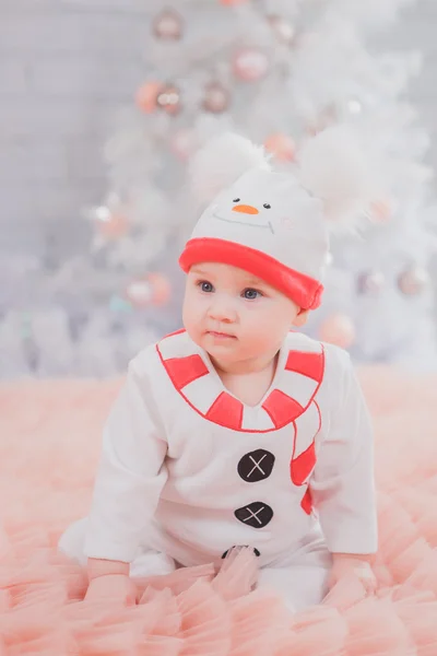 Bebé con traje muñeco de nieve con árbol de Navidad —  Fotos de Stock