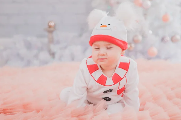 Bebé con traje muñeco de nieve con árbol de Navidad —  Fotos de Stock