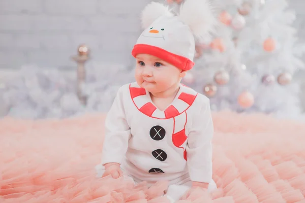 Bebê com traje boneco de neve com árvore de Natal — Fotografia de Stock