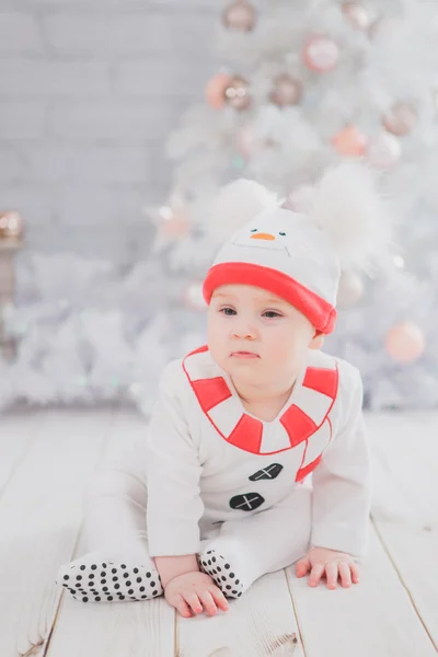 婴儿服装雪人与圣诞树 — 图库照片