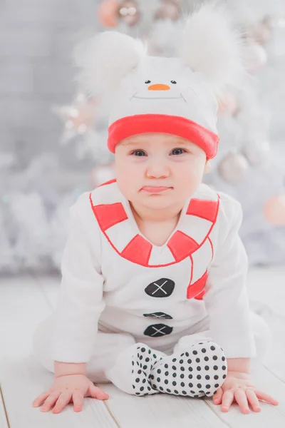 Bebé con traje muñeco de nieve con árbol de Navidad —  Fotos de Stock