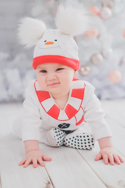 Ребенок в костюме снеговика с елкой — стоковое фото