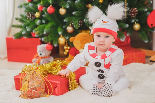 Bebek kostüm kardan adam ile Noel ağacı ile — Stok fotoğraf