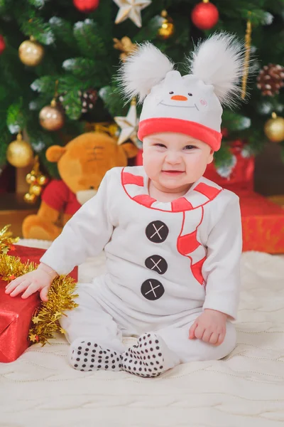 Ребенок в костюме снеговика с елкой — стоковое фото